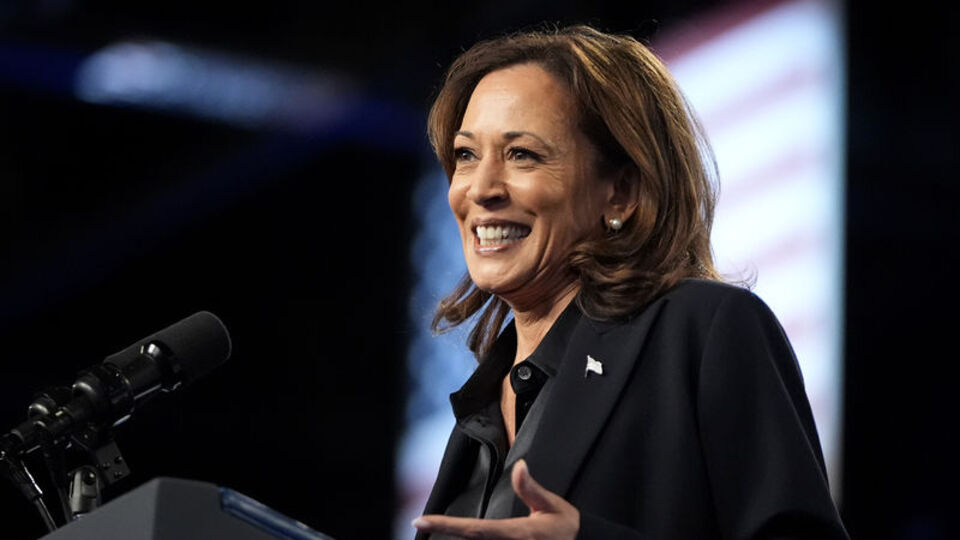 Boş sayfalarla dolu "Kamala Harris'in Başarıları" kitabı en çok satanlarda