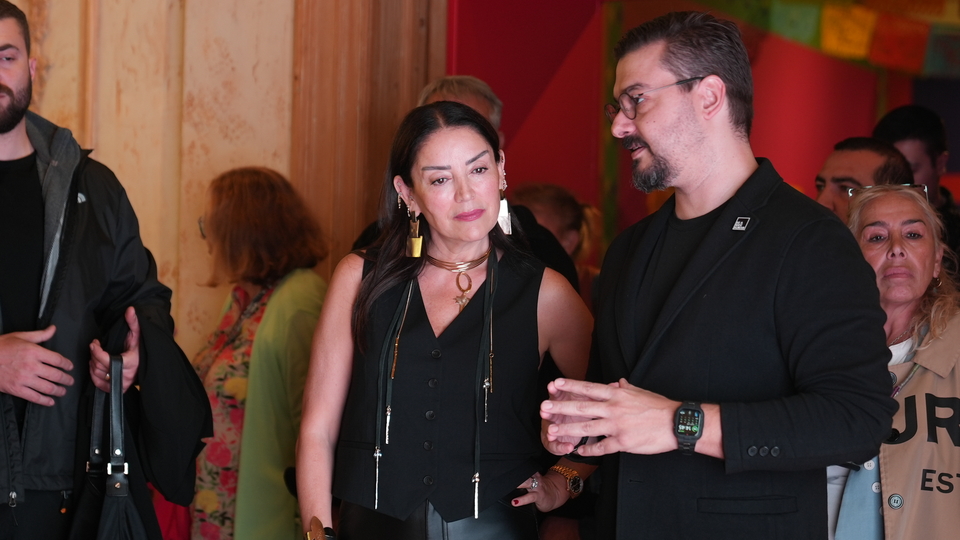 Ünlülerden sergi ziyareti