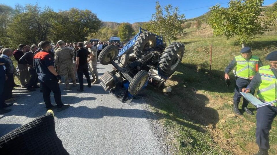 Bitlis'te traktör devrildi: 1 ölü