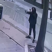 Bir elinde silah, diğer elinde telefon kurşun yağdırdı: "Abimizin selamı var"