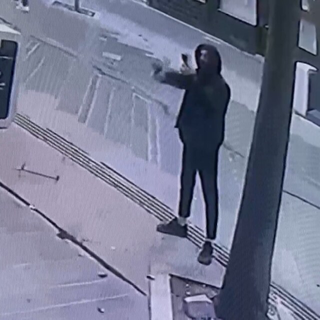 Bir elinde silah, diğer elinde telefon kurşun yağdırdı: "Abimizin selamı var"