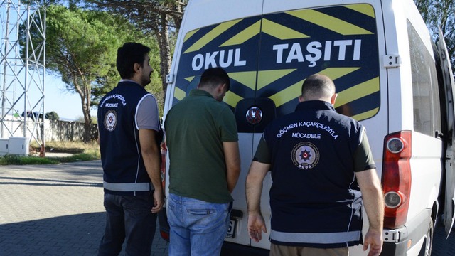 Okul taşıtı süsü verilen minibüsten 15 kaçak göçmen çıktı