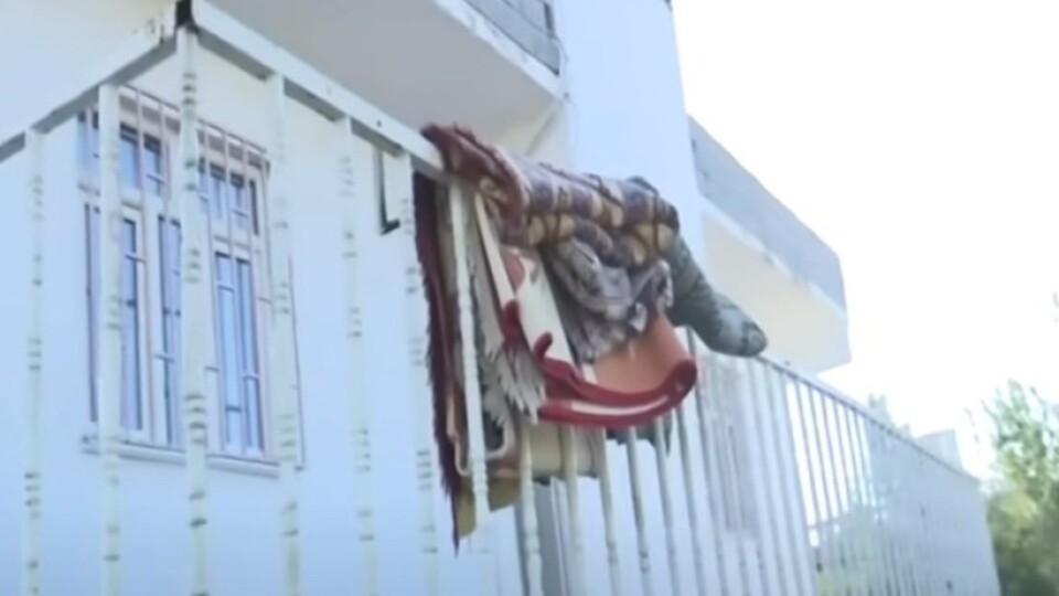 Balkondaki halılarla ilgili sır perdesi aralandı!