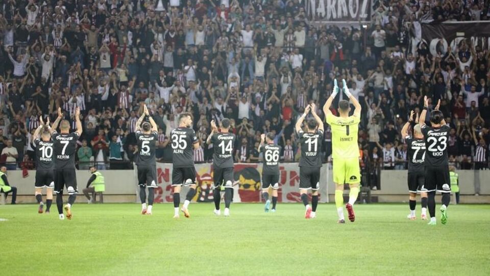 Elazığsporlu taraftarlardan hakem tepkisi