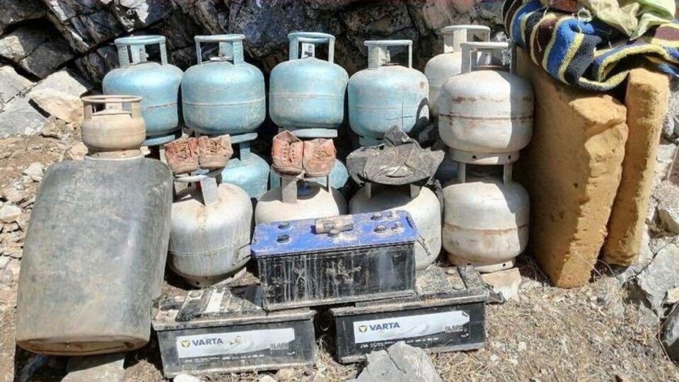 Teröristlere ait yaşam malzemeleri ele geçirildi