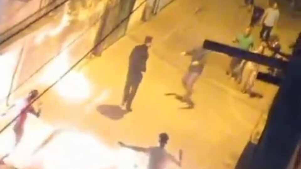 Eşinin sığındığı eve molotof attı