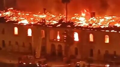 Tarihi Halk Kütüphanesi'nde büyük yangın!