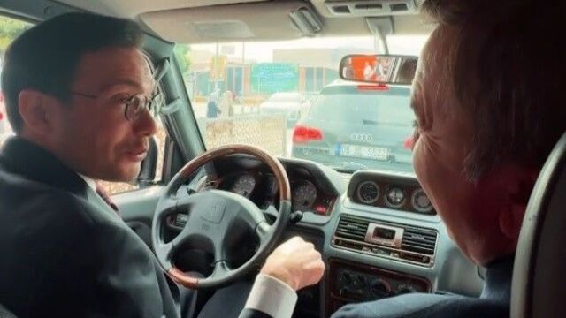 'Süper vali'nin oğlu babasının cipinde