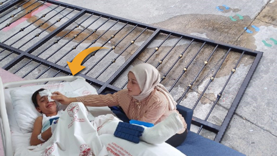 Üzerine okulun demir kapısı düştü