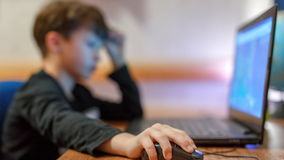 Gençlerde artıyor! İnternet bağımlılığına karşı ailelere uyarı