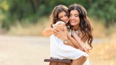 Kızının kolu göğsüne çarpınca meme kanseri olduğunu öğrendi