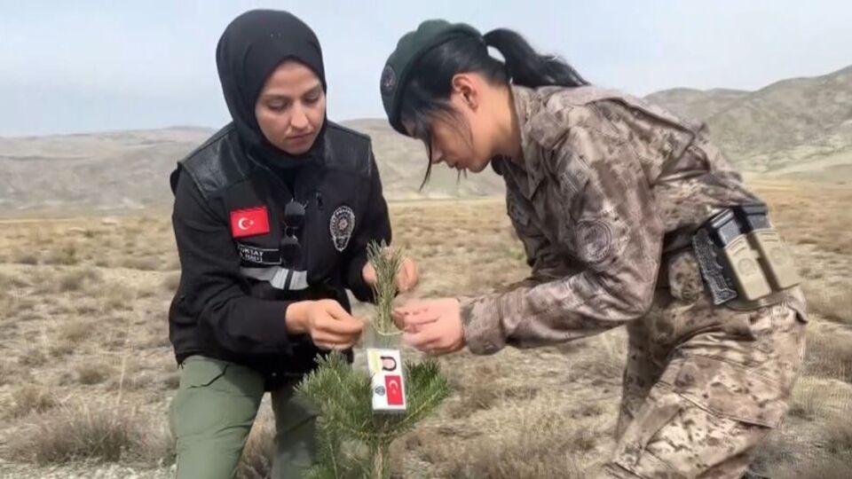 Şehit meslektaşları için fidan diktiler