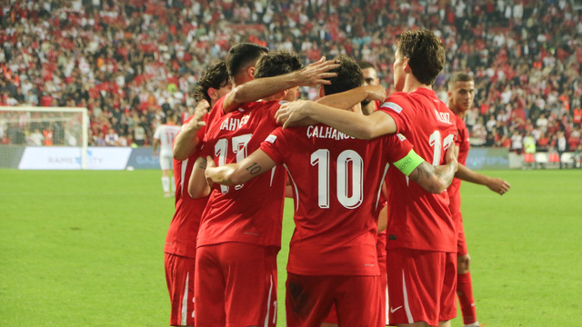 Gelişen oyunumuzu keyifle izliyorum