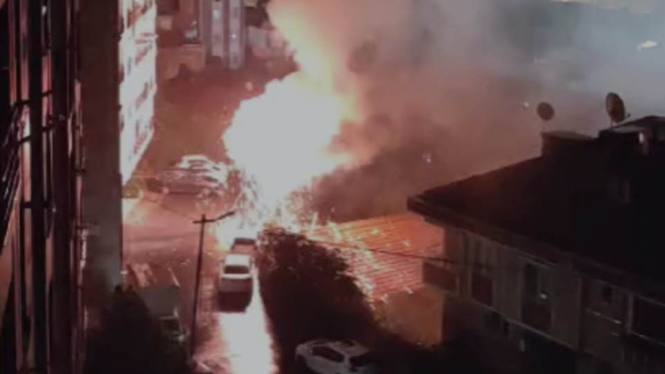 Alibeyköy'de elektrik direği patladı