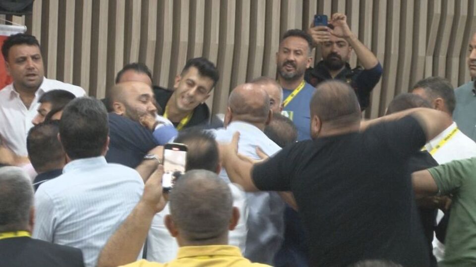 Olaylı kongrede yumruklar konuştu!