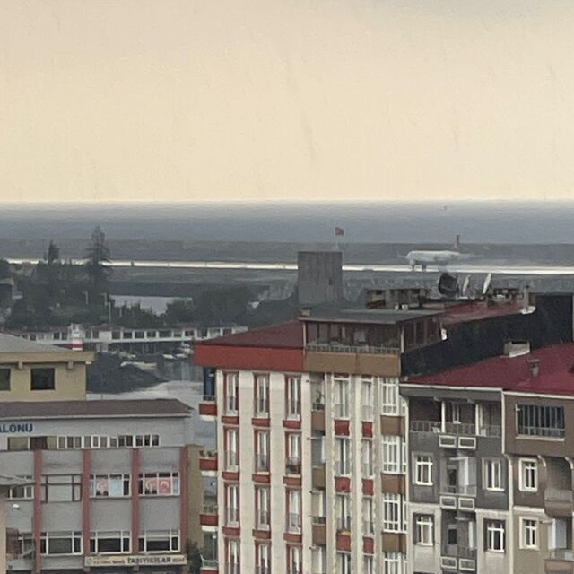Havalimanına yıldırım düştü personel şok geçirdi