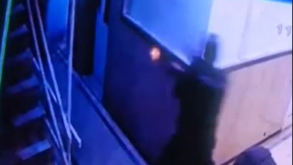 Polisle çatıştılar! O anlar kamerada