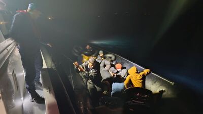 Ayvalık açıklarında 24 düzensiz göçmen yakalandı