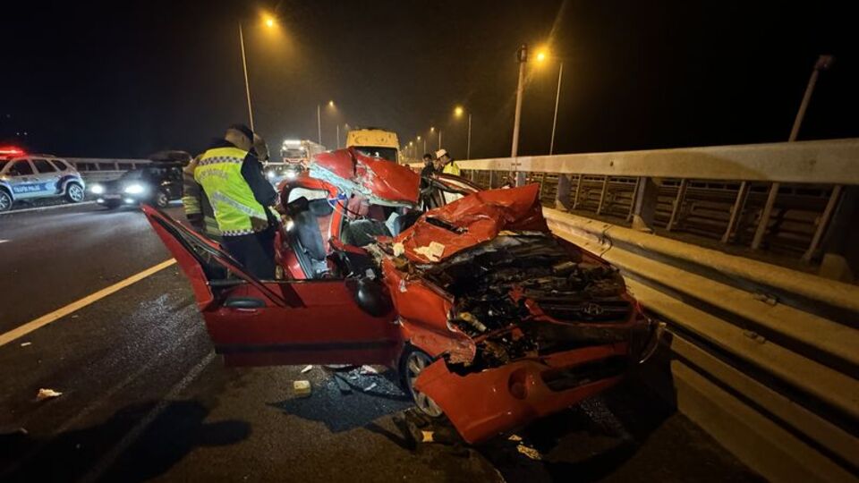 Anadolu Otoyolu'nda otomobil TIR'a çarptı: 4 yaralı