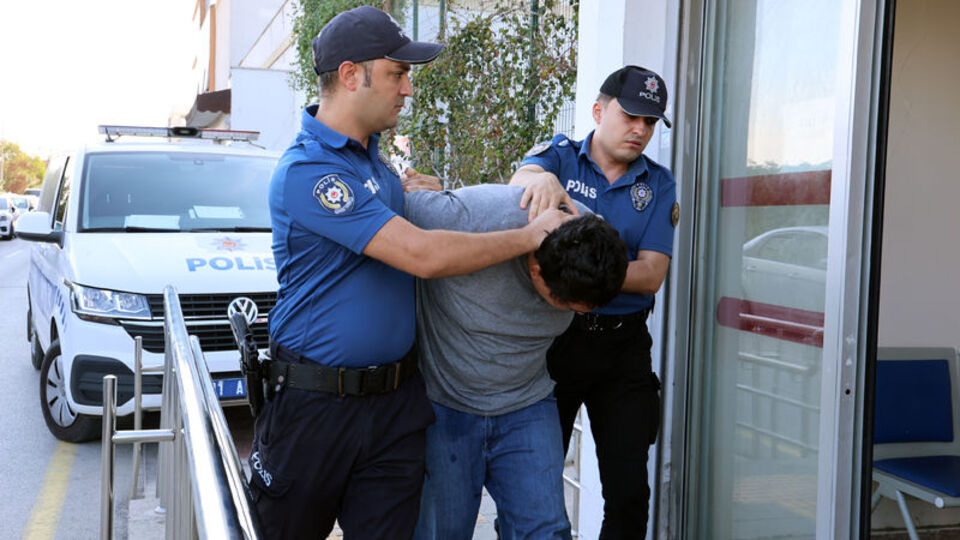 Küçük çocuğa izletti! Muayene sırasında darp ettiren film!