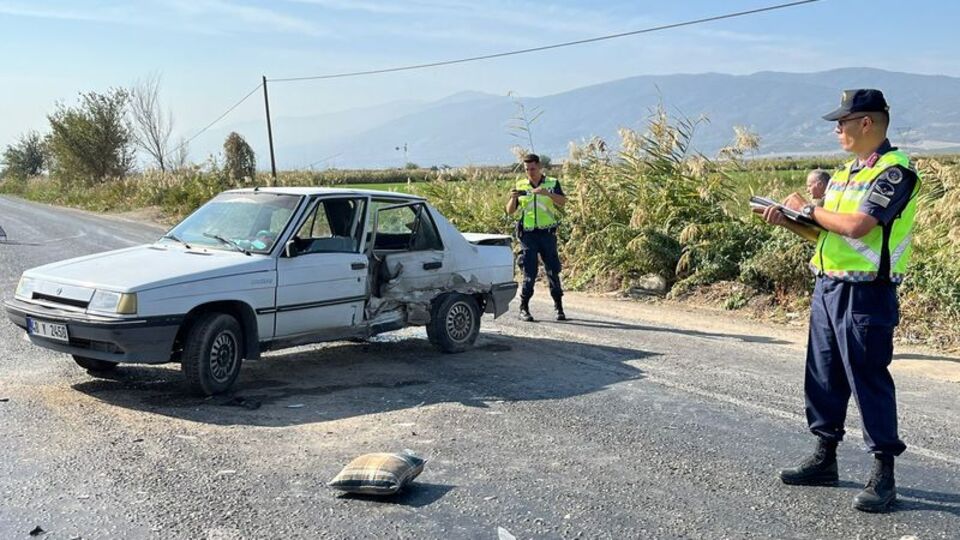 Nazilli'de iki otomobil çarpıştı: Sürücüler hastaneye kaldırıldı