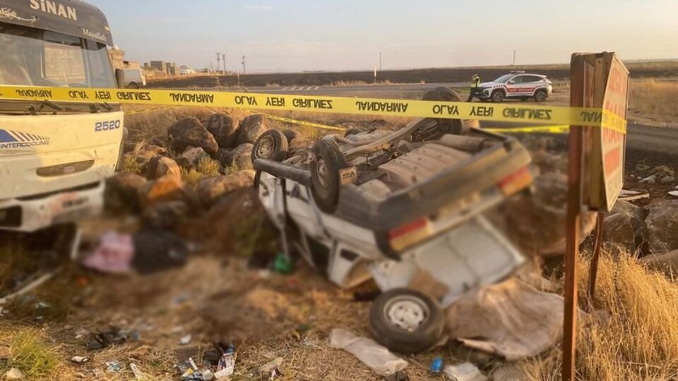 Kamyonla otomobil çarpıştı: 1 ölü, 2 yaralı