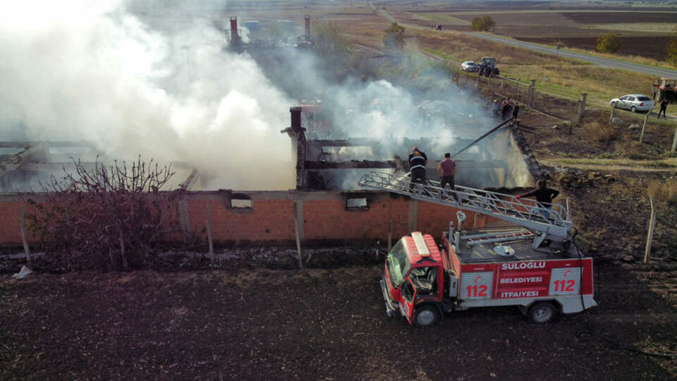 Çiftlik yangınında yaklaşık 80 tavuk öldü