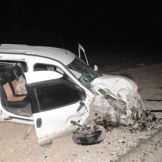 TIR'la hafif ticari araç çarpıştı: 3 yaralı