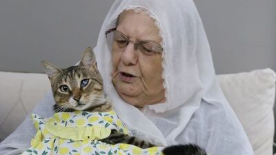 Bebek gibi giydirdi�i kedisiyle 82 ya��nda fenomen oldu
