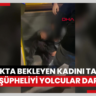 Eyüpsultan'da durakta bekleyen kadını taciz eden şüpheliyi otobüstekiler darbetti