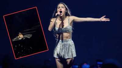 Sahnede deliğin içine düştü