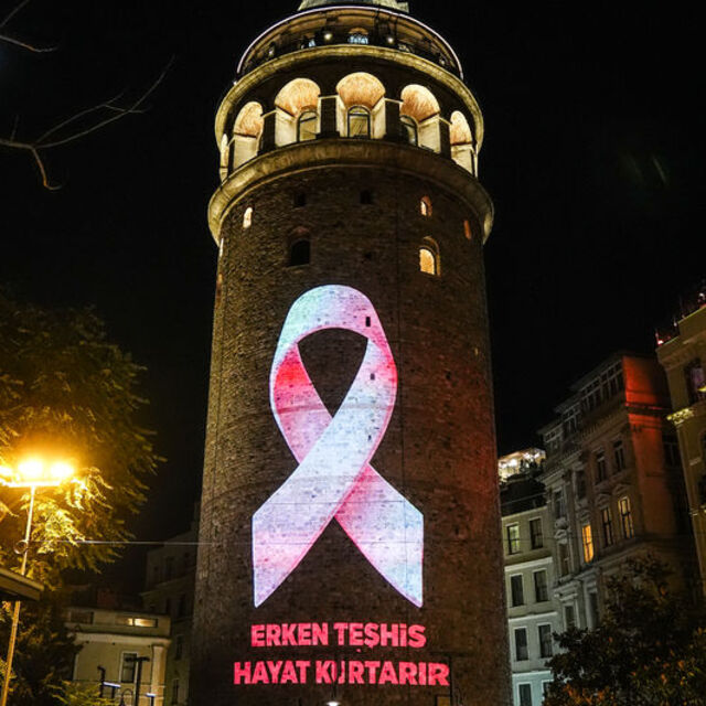 Galata Kulesi'nde pembe farkındalık