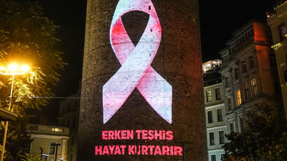 Galata Kulesi'nde pembe farkındalık