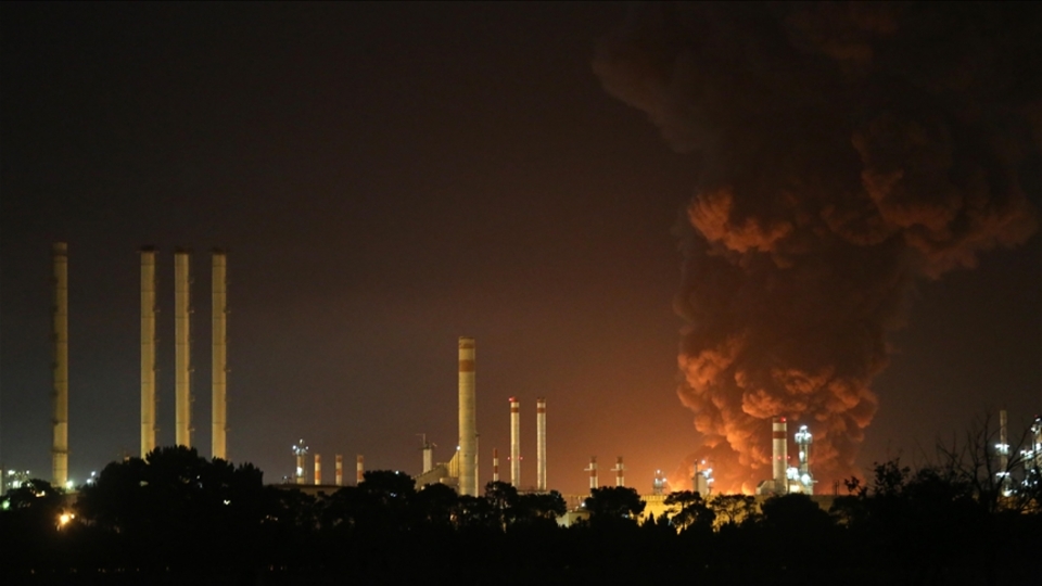 İran'da petrol rafinerisinde yangın