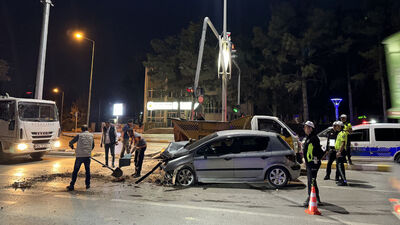 Trafik sinyalizasyon direğine çarptı