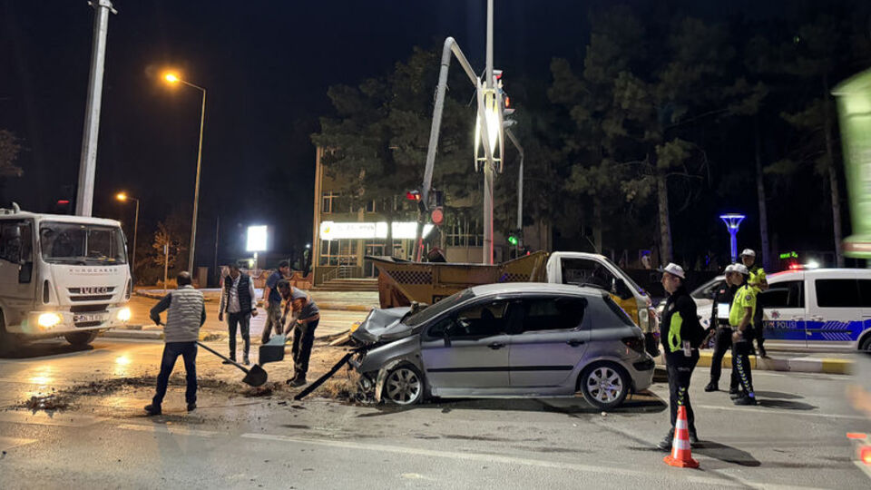 Trafik sinyalizasyon direğine çarptı