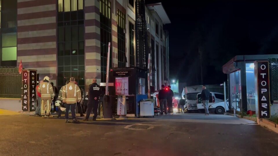 Öğrenci yurdunun altındaki otoparkta yangın paniği