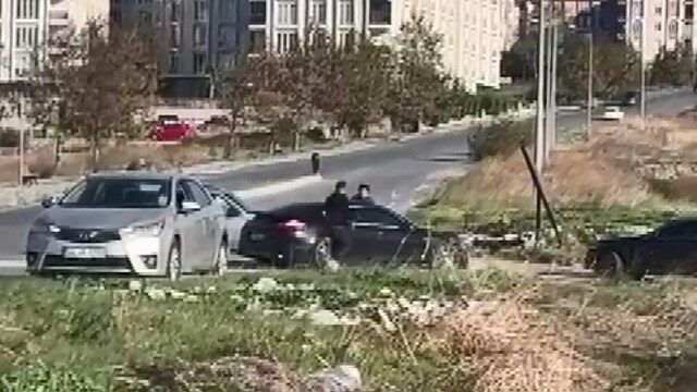Trafikte karşılaşan husumetliler korku saldı