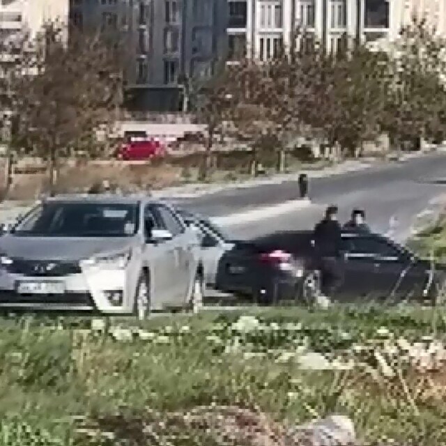 Trafikte karşılaşan husumetliler korku saldı