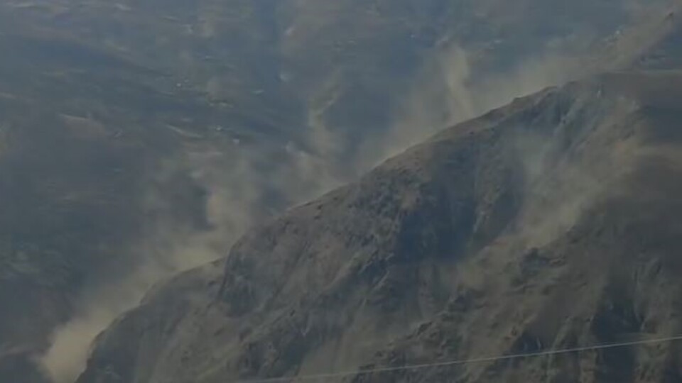 Depremde dağda oluşan görüntü dikkat çekti