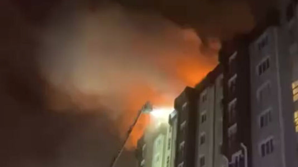 10 katlı binanın çatı katında yangın