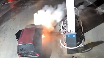 Otomobil akaryakıt istasyonunda alev aldı