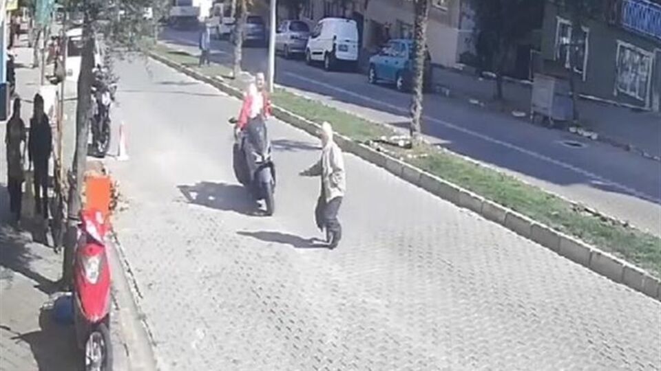 Motosikletin çarptığı yaya öldü! Kaza kamerada