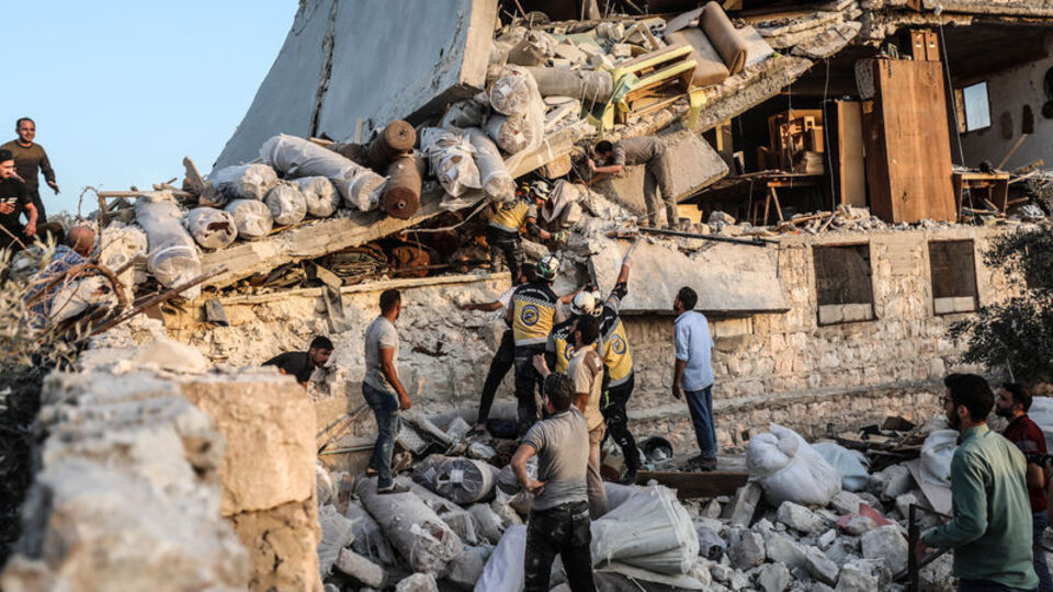 Rus savaş uçakları İdlib'i vurdu: 10 ölü, 32 yaralı