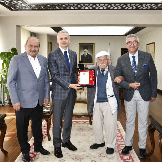 Karaman'da hayırsevere altın madalya ve beratı