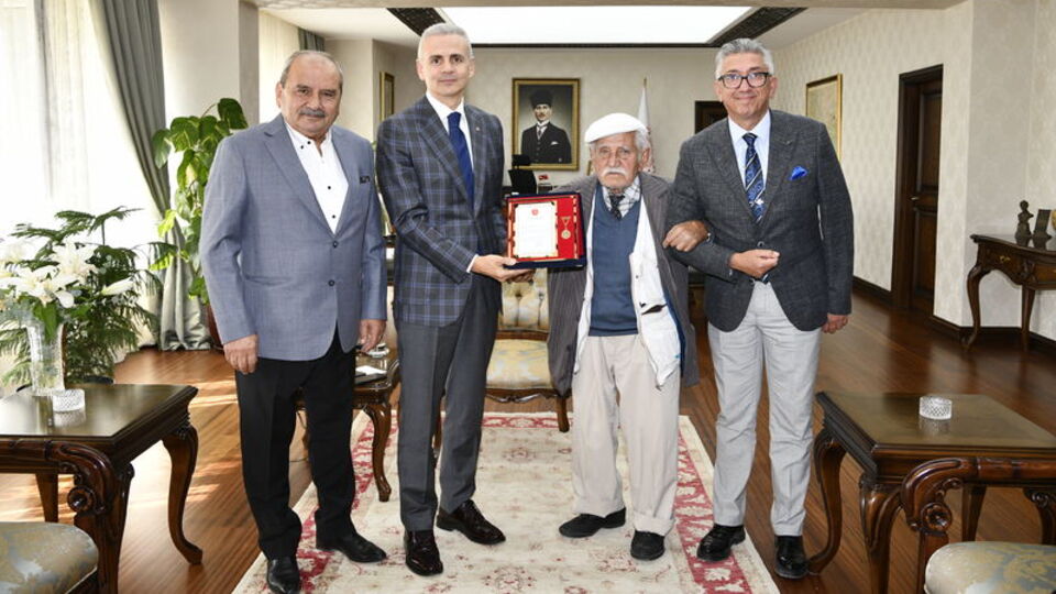 Karaman'da hayırsevere altın madalya ve beratı