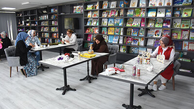 Özel gereksinimli öğrencilerin okulunda anneleri de meslek öğreniyor