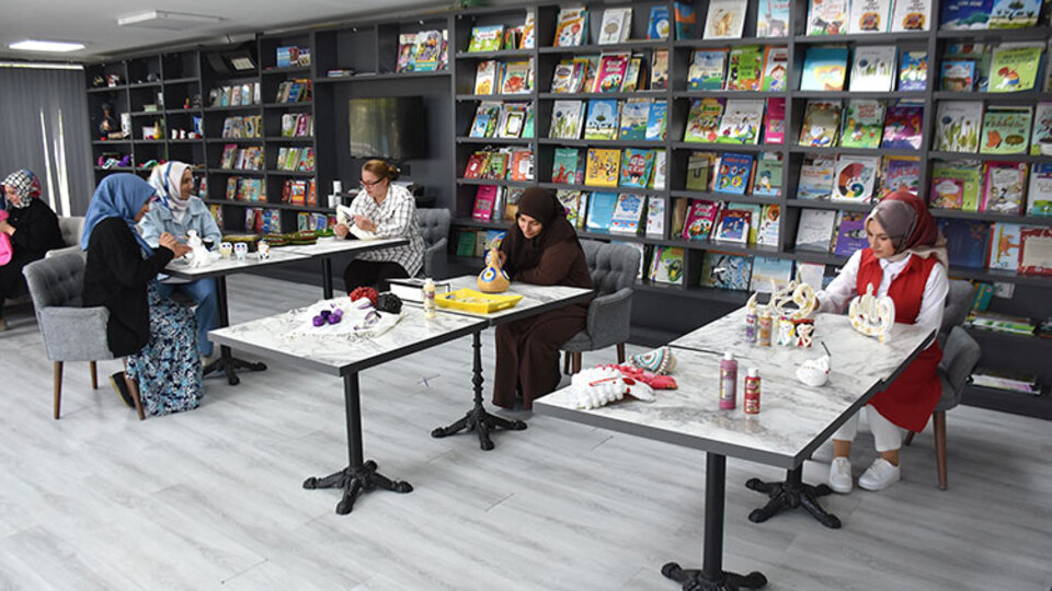 Özel gereksinimli öğrencilerin okulunda anneleri de meslek öğreniyor