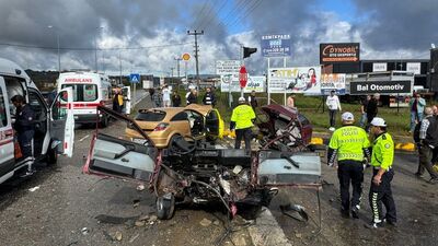 Kaza yapan araç ikiye bölündü
