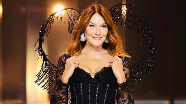 Carla Bruni de melek kanatlarını taktı